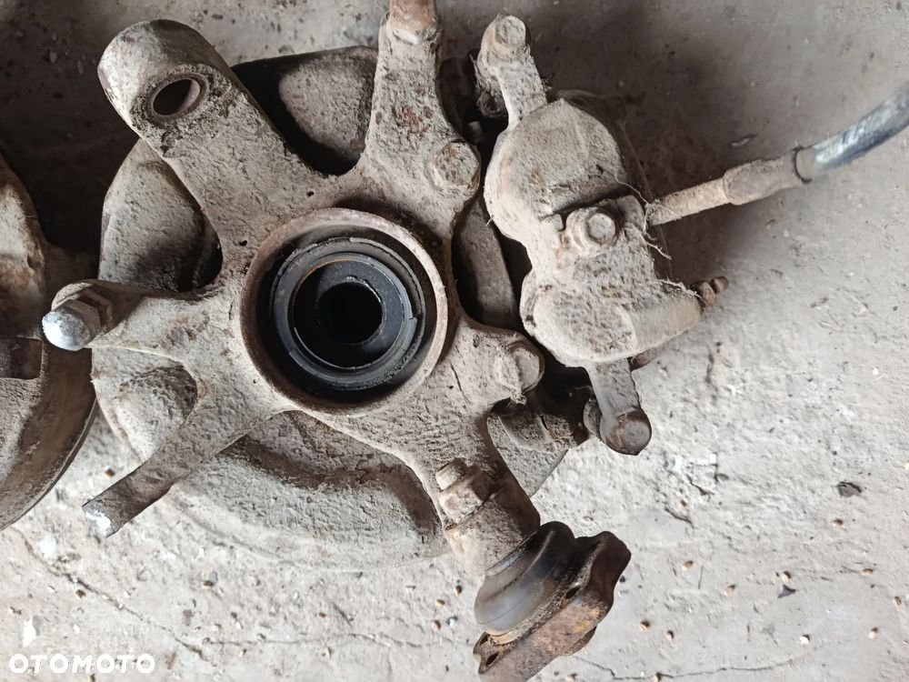 Zwrotnica przód prawa lewa Nissan Terrano 1 - 5