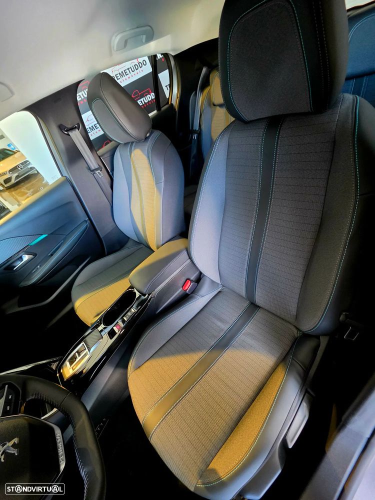 Peugeot e-208 Allure - 32