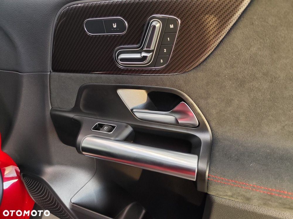 Mercedes-Benz GLA - 12