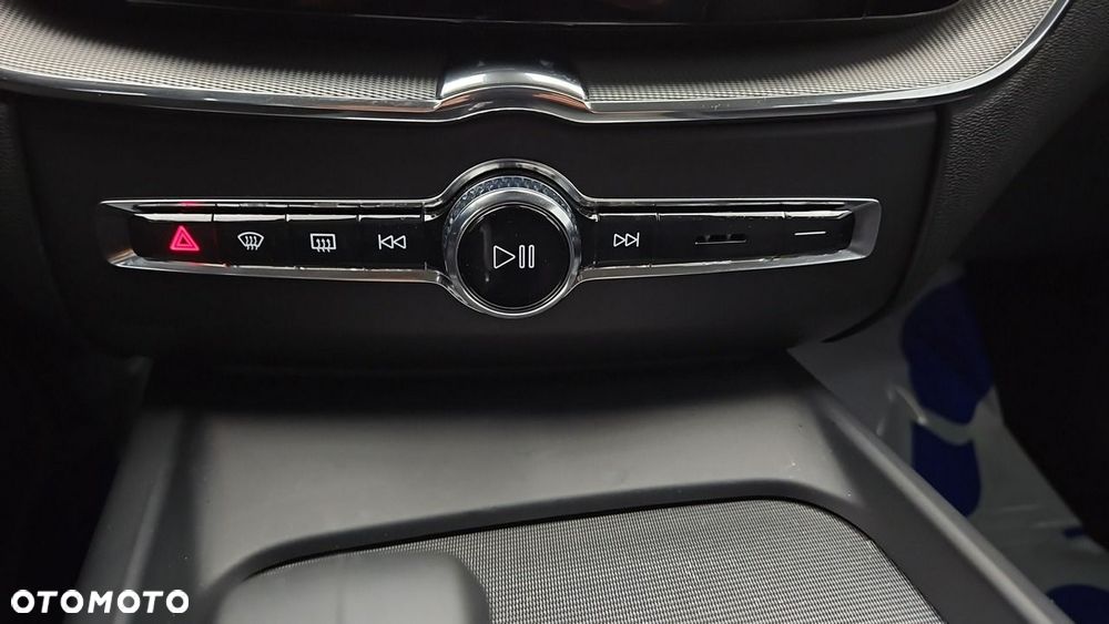 Volvo XC 60 B5 B AWD Plus Dark - 20
