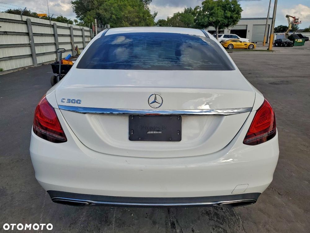 Mercedes-Benz Klasa C 300 9G-TRONIC - 7