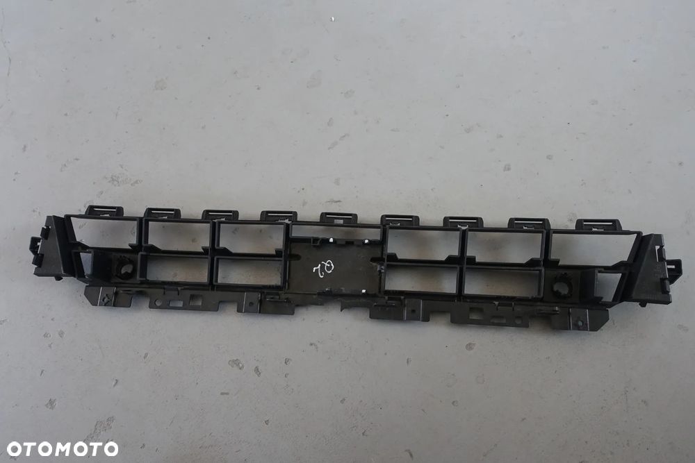 KRATKA ŚRODKOWA ZDERZAKA AUDI Q2 81A - 9