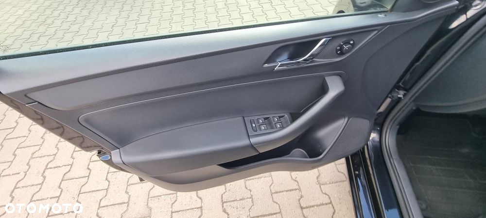 Skoda RAPID 1.6 TDI DSG Ambition - 13