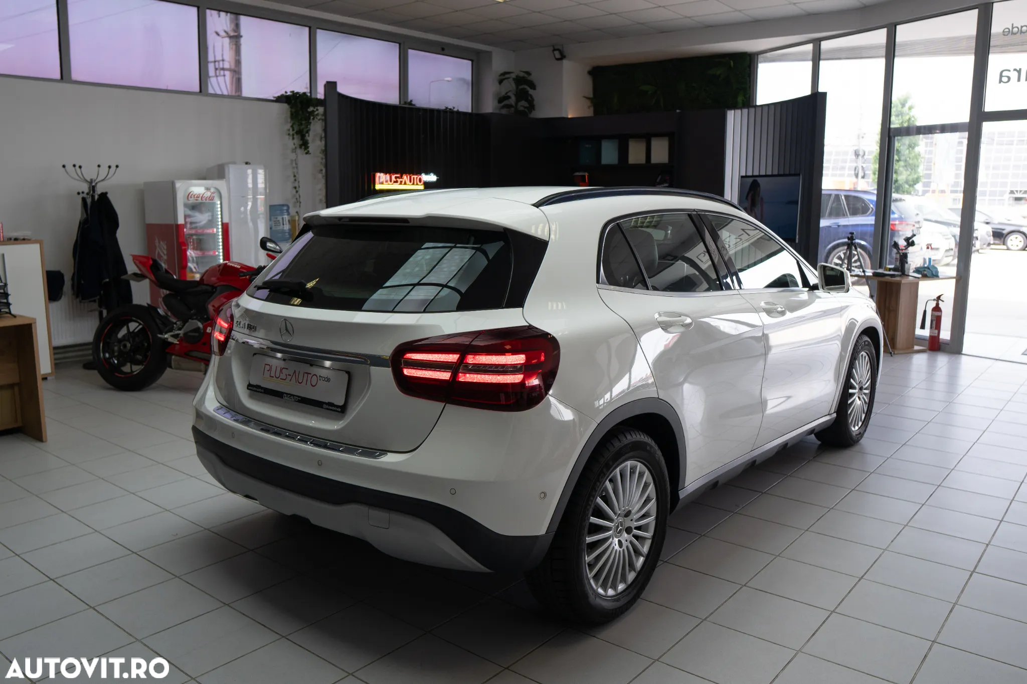 Mercedes-Benz GLA - 8