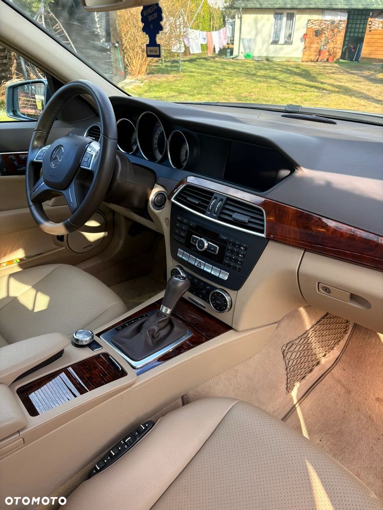 Mercedes-Benz Klasa C 180 CGI Automatik BlueEFFICIENCY Elegance - 13