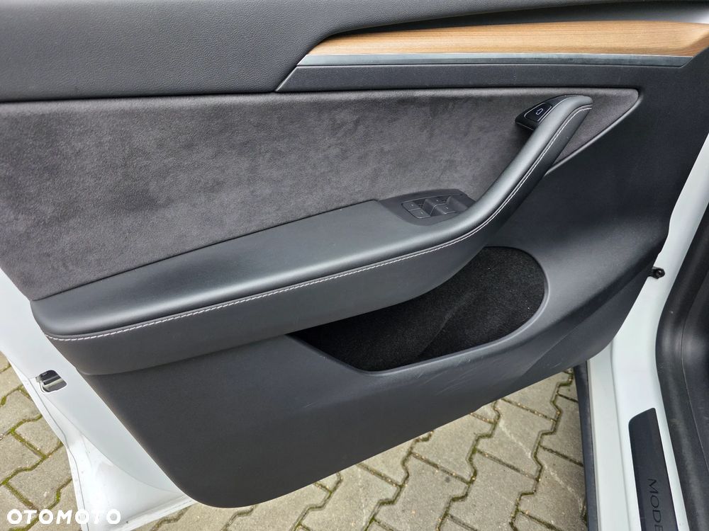 Tesla Model Y Long Range AWD - 15