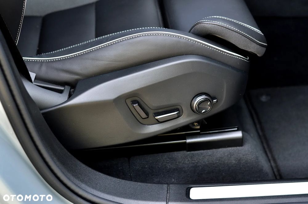 Volvo XC 60 B5 B AWD Plus Dark - 22