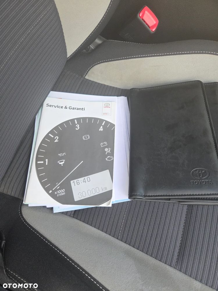 Toyota Avensis 1.8 Comfort - 12