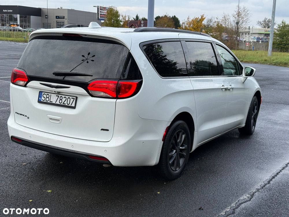 Chrysler Pacifica - 4