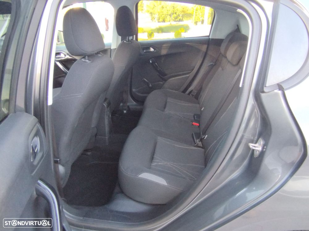 Peugeot 208 - 24