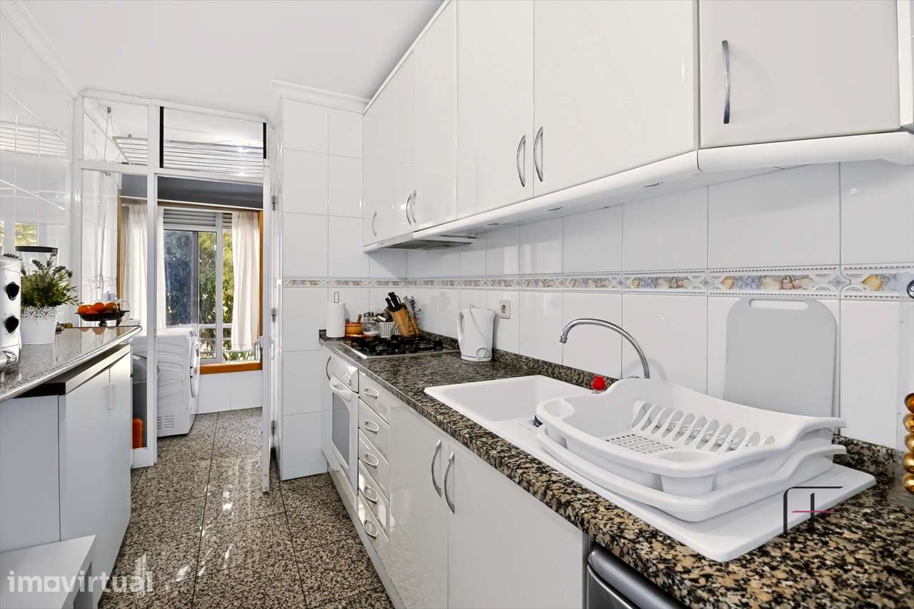 Apartamento T2 com suíte, varanda, garagem e arrumos – Avenida da Cond - Grande imagem: 4/30