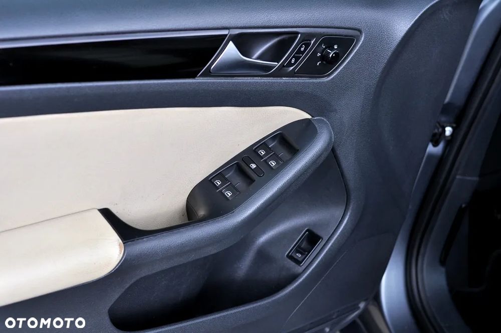 Volkswagen Jetta 1.6 TDI Comfortline - 12