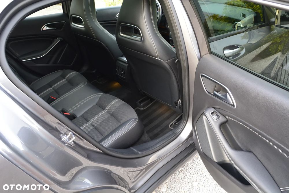 Mercedes-Benz GLA 200 7G-DCT AMG Line - 24