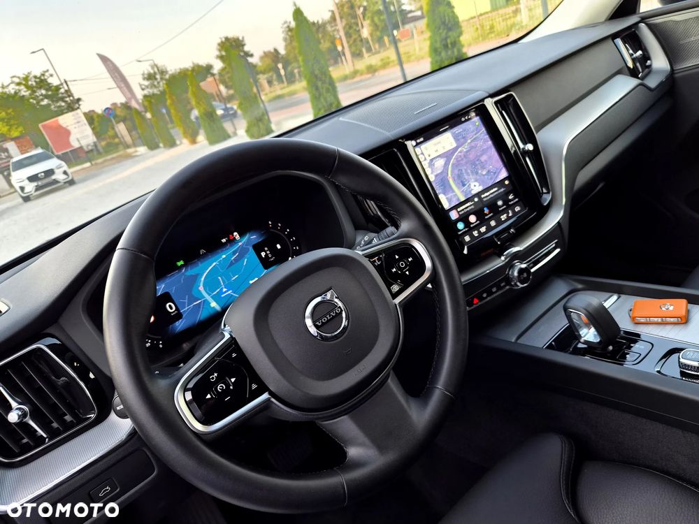 Volvo XC 60 B4 D Plus Dark - 29