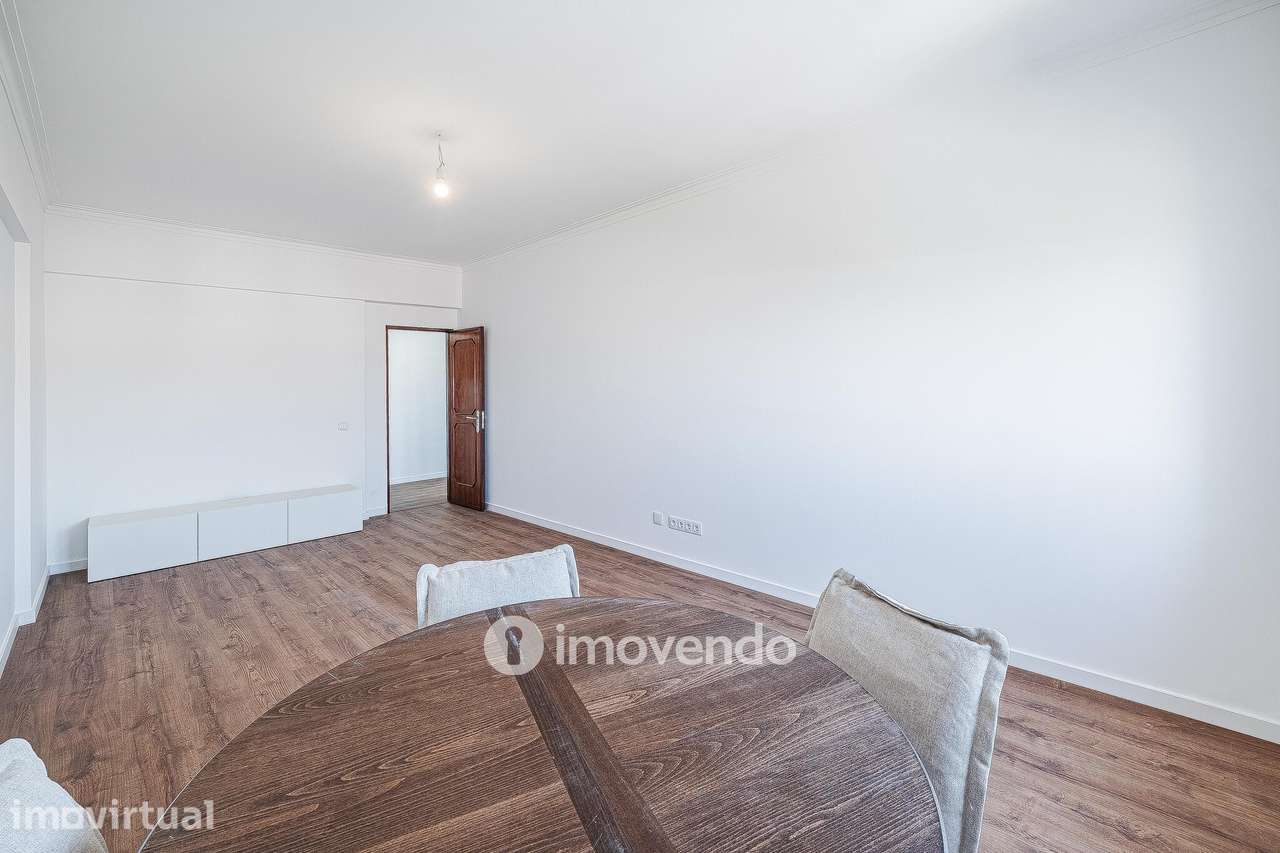 Apartamento T2 remodelado, com cozinha equipada, na Reboleira - Grande imagem: 5/35