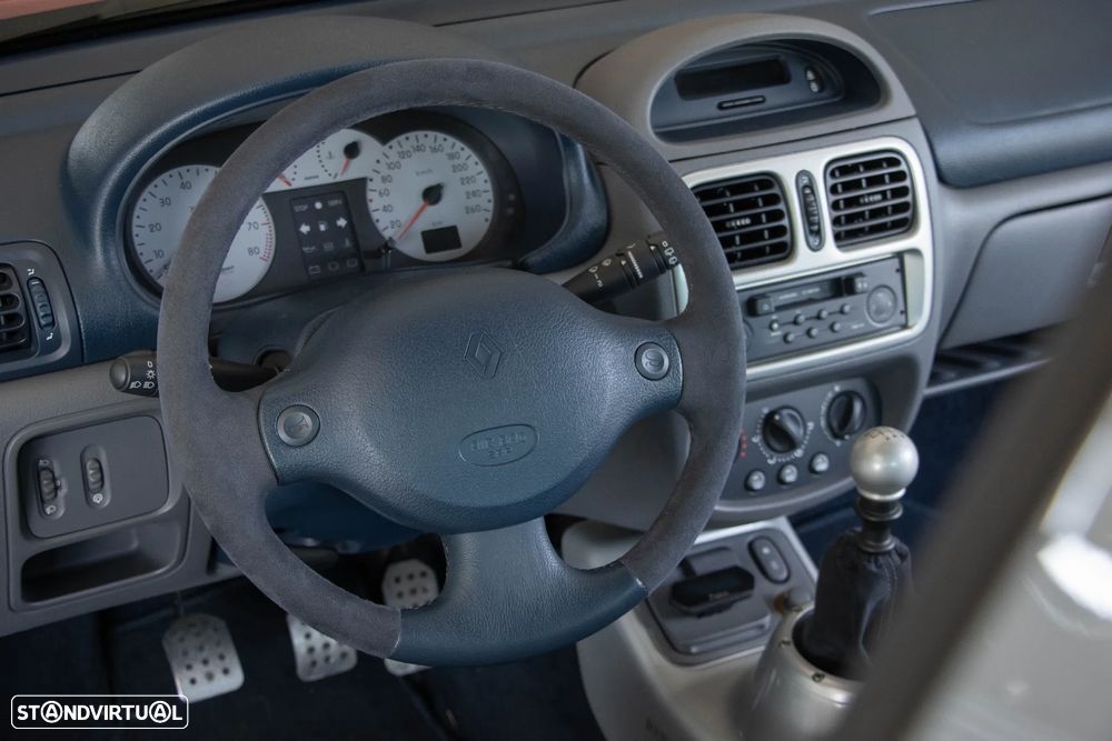 Renault Clio 3.0 V6 Sport - 32