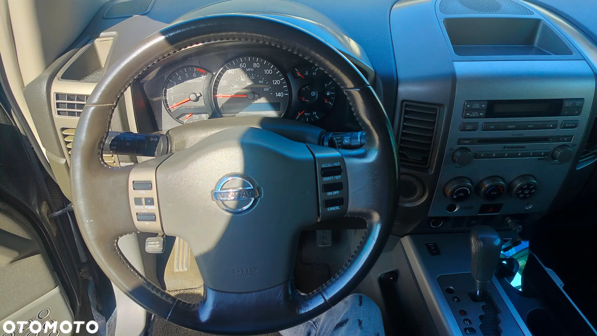 Nissan Titan 5.6 V8 LE Crew Cab - 31