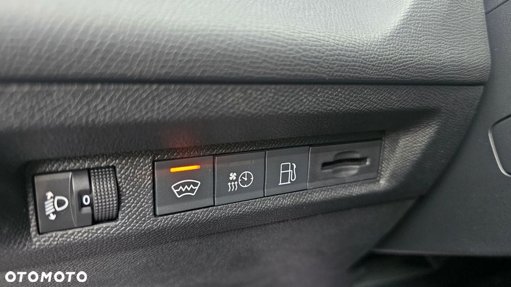 Peugeot 408 1.6 Plug-In Hybrid 180 Allure EAT8 - 28
