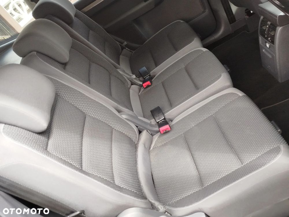 Volkswagen Touran - 12