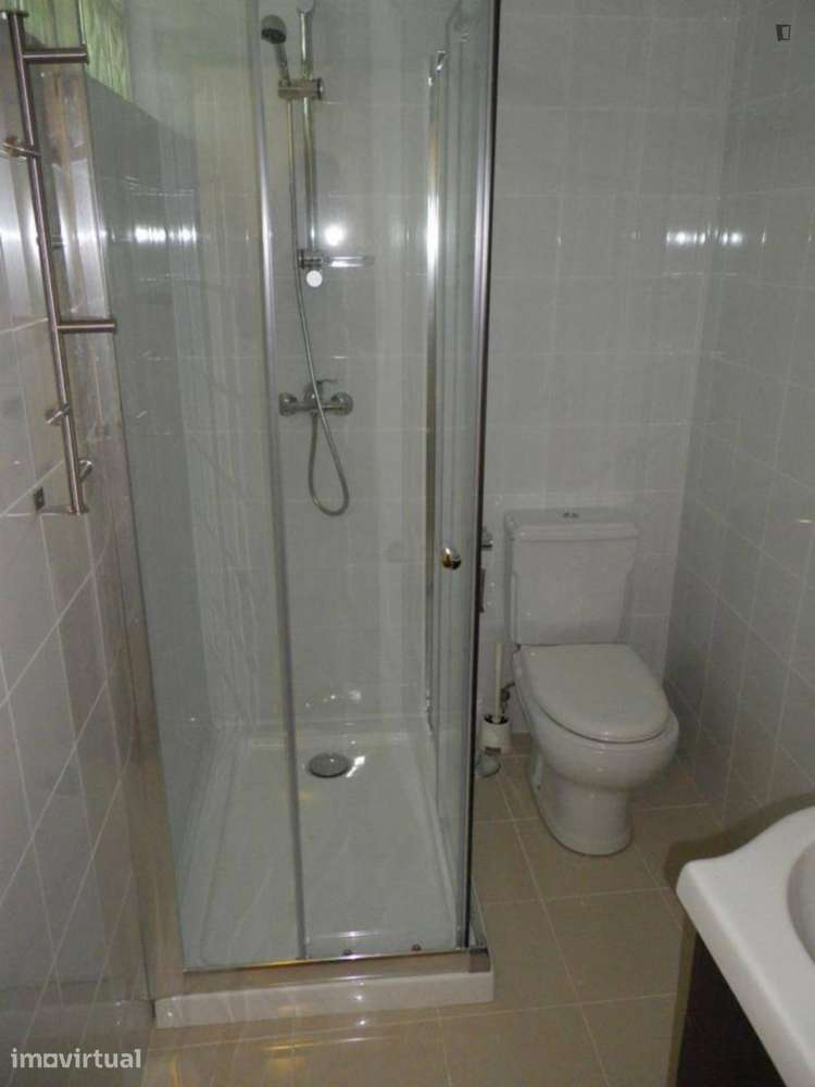 Quarto - localizado em Anjos Lisbon - Grande imagem: 2/25