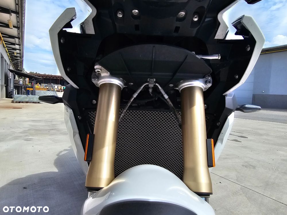 BMW XR - 19