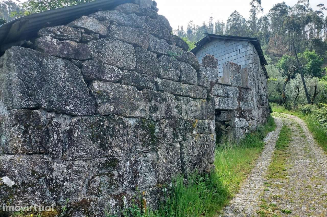 Terreno urbano com ruína - Grande imagem: 2/15