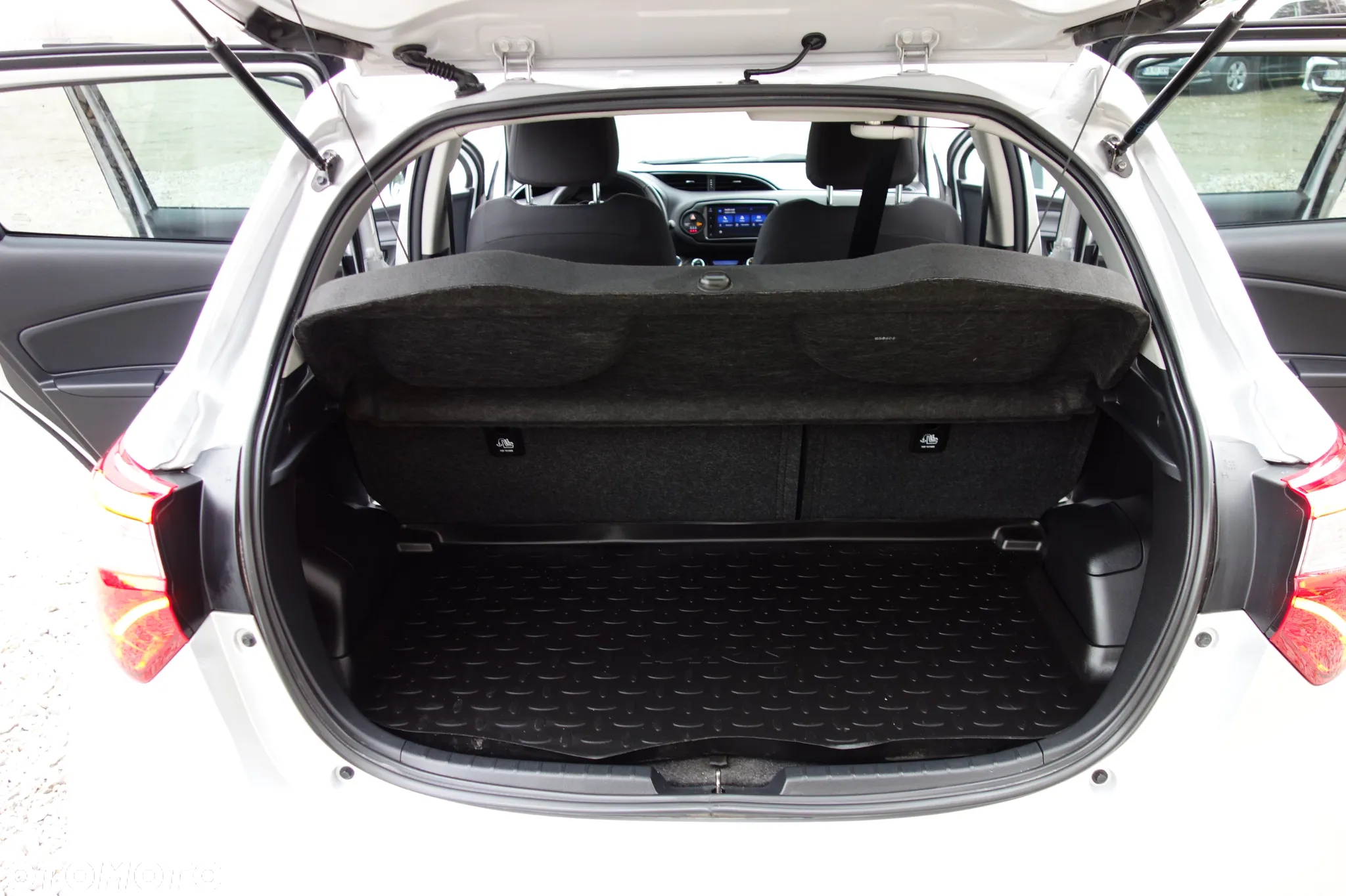 Toyota Yaris Hybrid 1.5 VVT-i Selection - 11