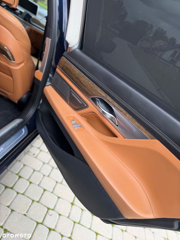 BMW Seria 7 750Li xDrive - 13