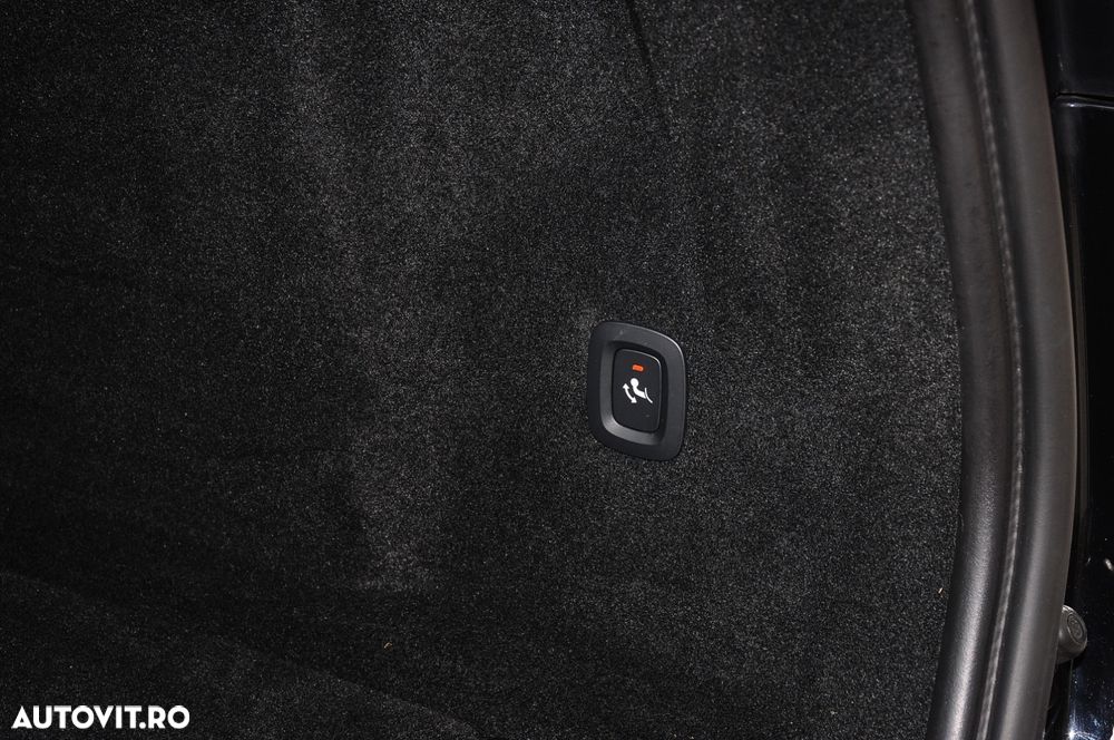 Volvo XC 60 B4 D AWD Plus Dark - 29