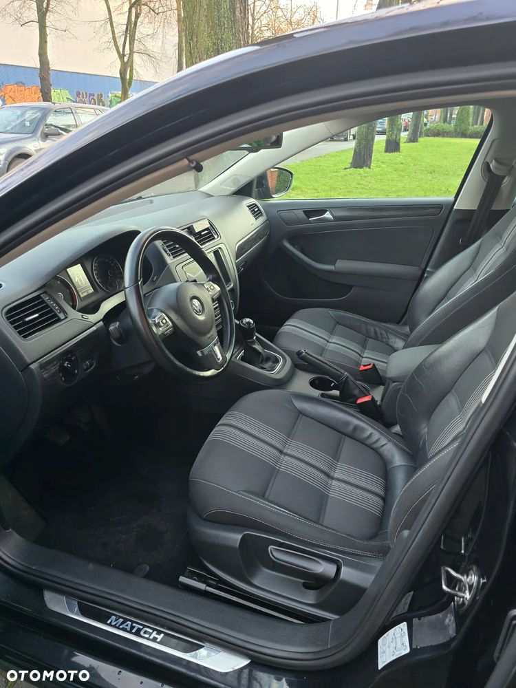 Volkswagen Jetta 1.6 TDI Match - 24