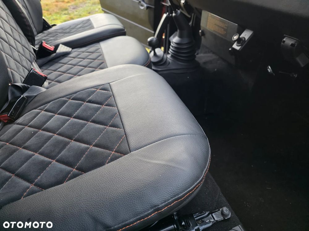 Land Rover Defender - 27