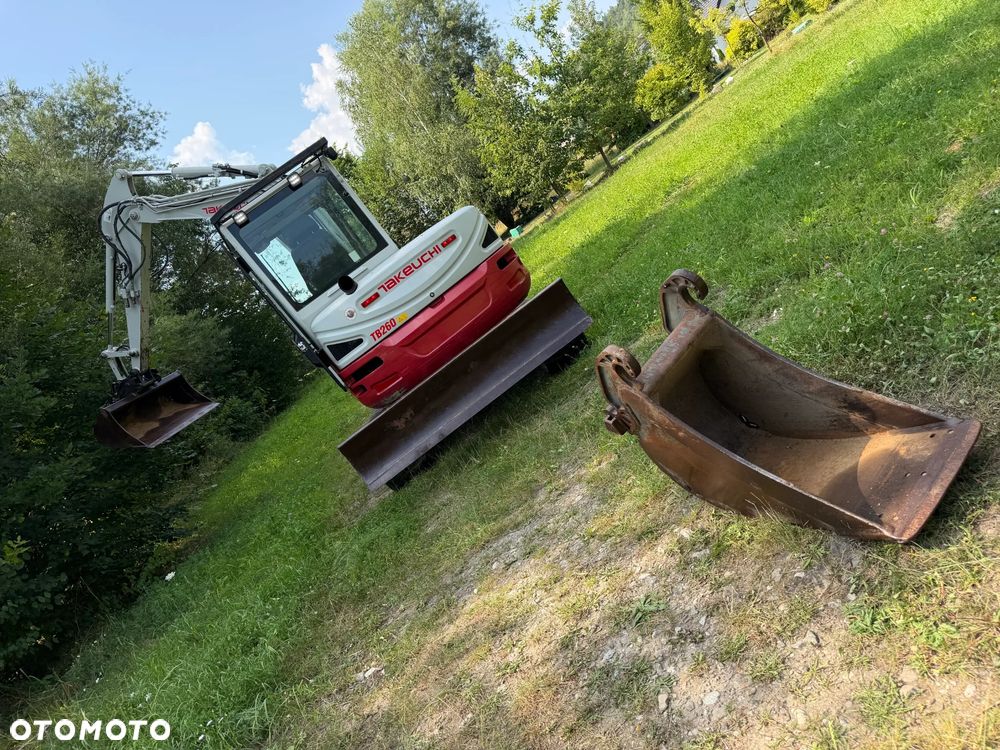 Takeuchi TB 260 Japońska Koparka Gąsienicowa 6 ton. Szybka maszyna i potężna moc. jak Nowa z Salonu 2020 rok. Niski Przebieg-2800mtg. KLIMATYZACJA. Nagłośnienie. Łyżka skarpowa oraz kopiąca. Szybko-złącze hydrauliczne. Yanmar silnik 4 cylindry! Maszyna z Norwegii. ani deka luzów i wycieków! OKAZJA Linia Hydr podwójna. Plus .Długie ramię PLUS. Oświetlenie LED dodatkowe. Zamki na tłokach. Wielka Okazja! Pełne sterowanie z dżojstików!! Aktualna DEKRA! - 3