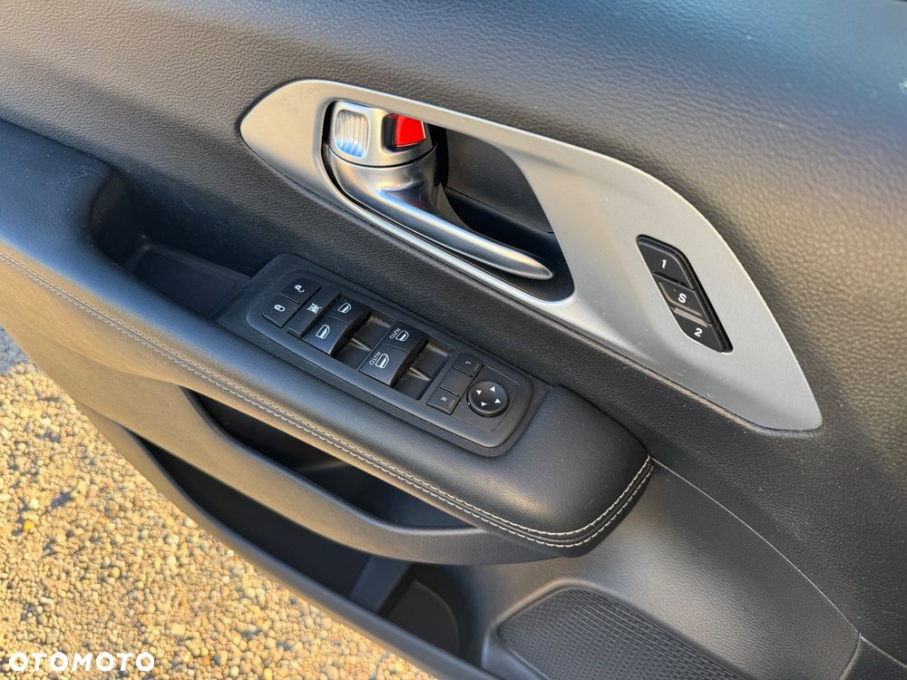 Chrysler Pacifica - 13