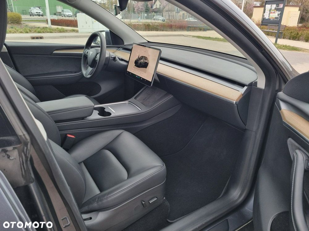 Tesla Model Y Long Range AWD - 22