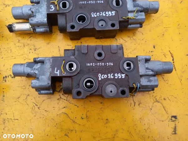 Sekcja rozdzielacza hydraulicznego zawór New Holland 8970A - 17