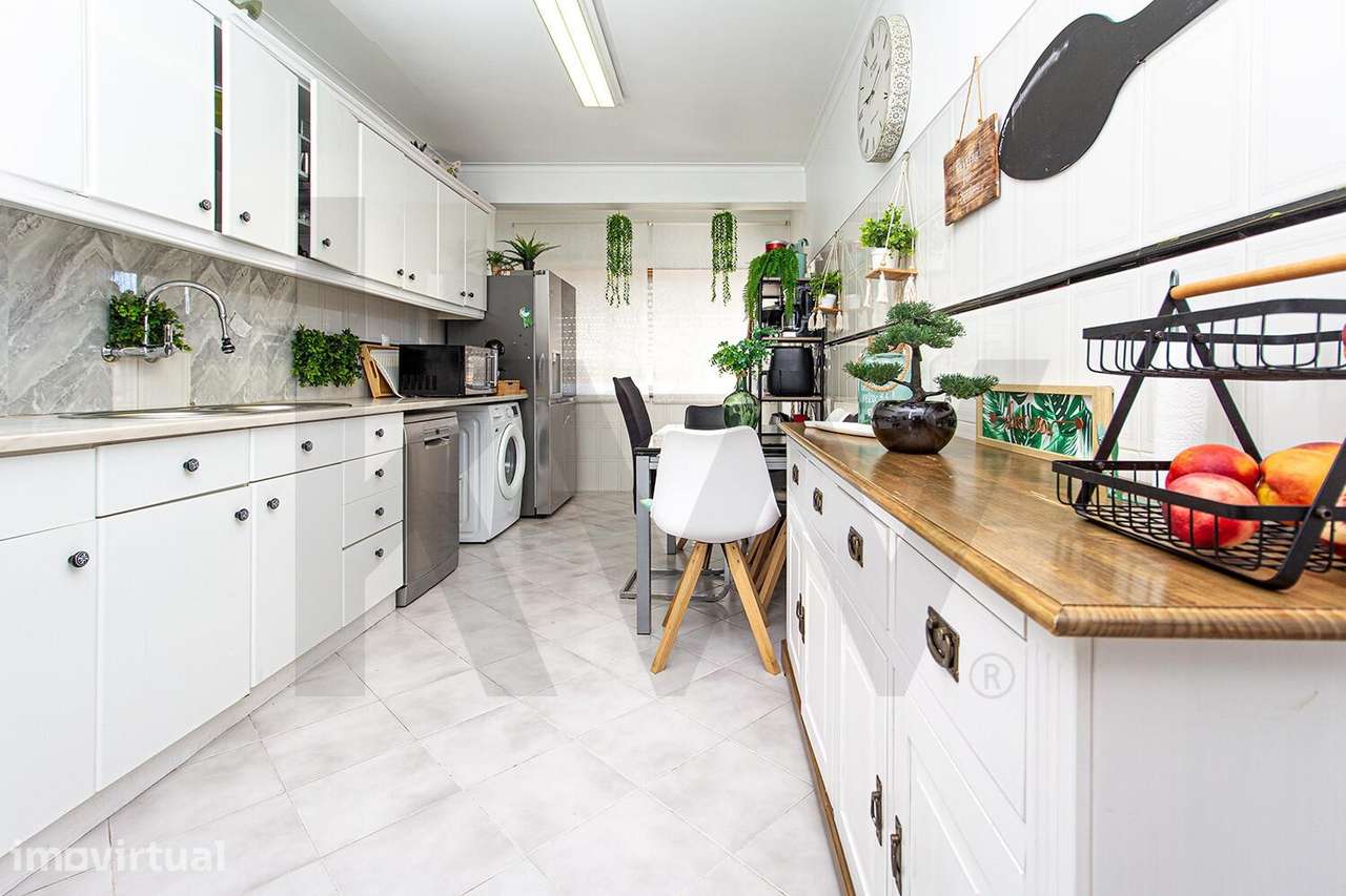 Apartamento T2 Bairro São Carlos Varanda Mem Martins Renovado - Grande imagem: 3/32