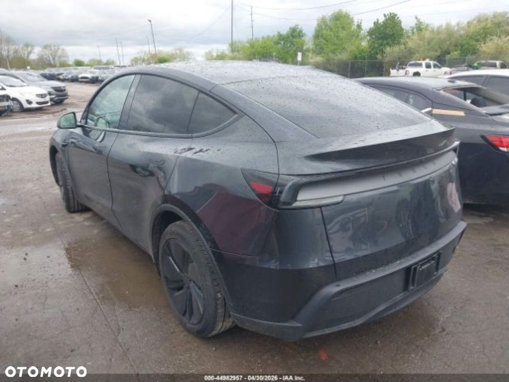 Tesla Model Y - 4