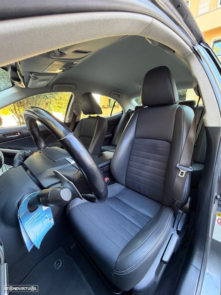 Lexus IS 300H Luxury - 11