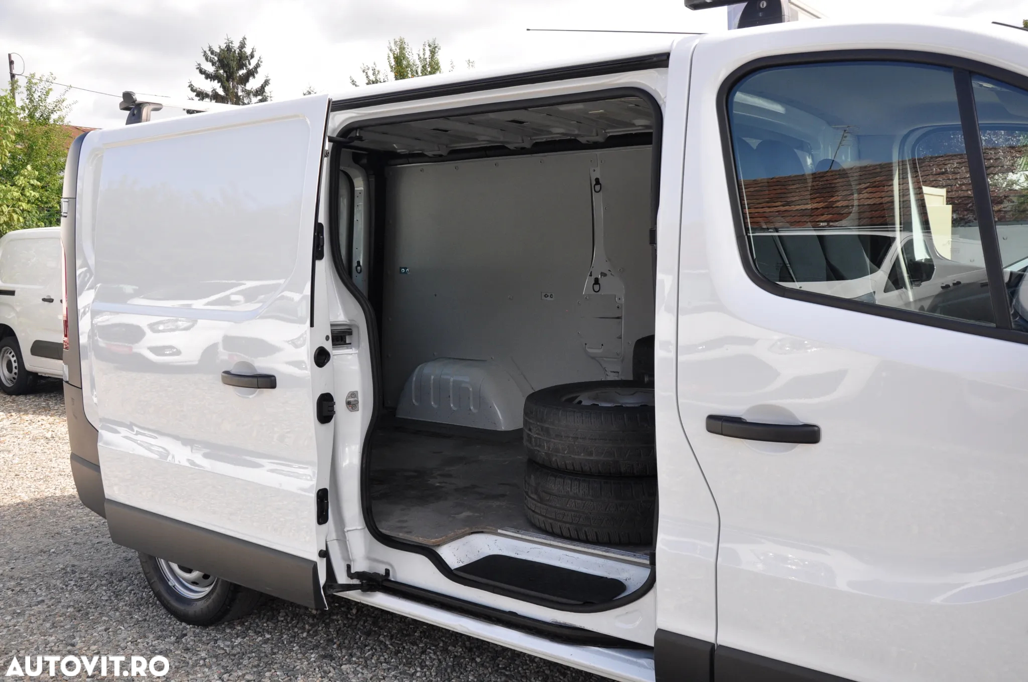 Opel Vivaro L2H1 Van - 12
