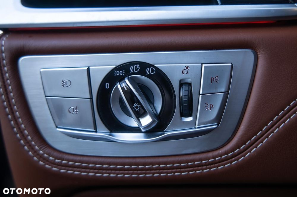 BMW Seria 7 750i xDrive - 26