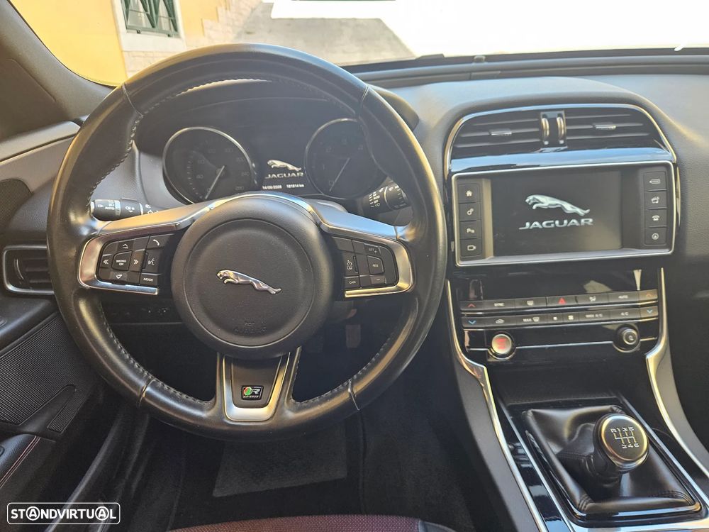Jaguar XE 2.0 D R-Sport - 15