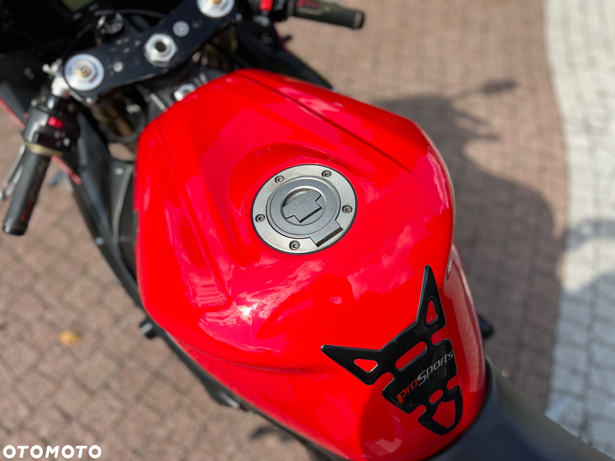 Yamaha R1 - 32