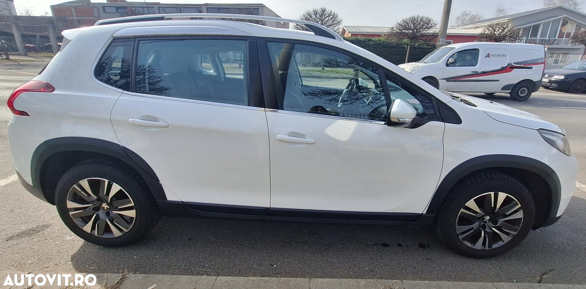 Peugeot 2008 1.2 L PureTech Turbo S&S Allure - 6