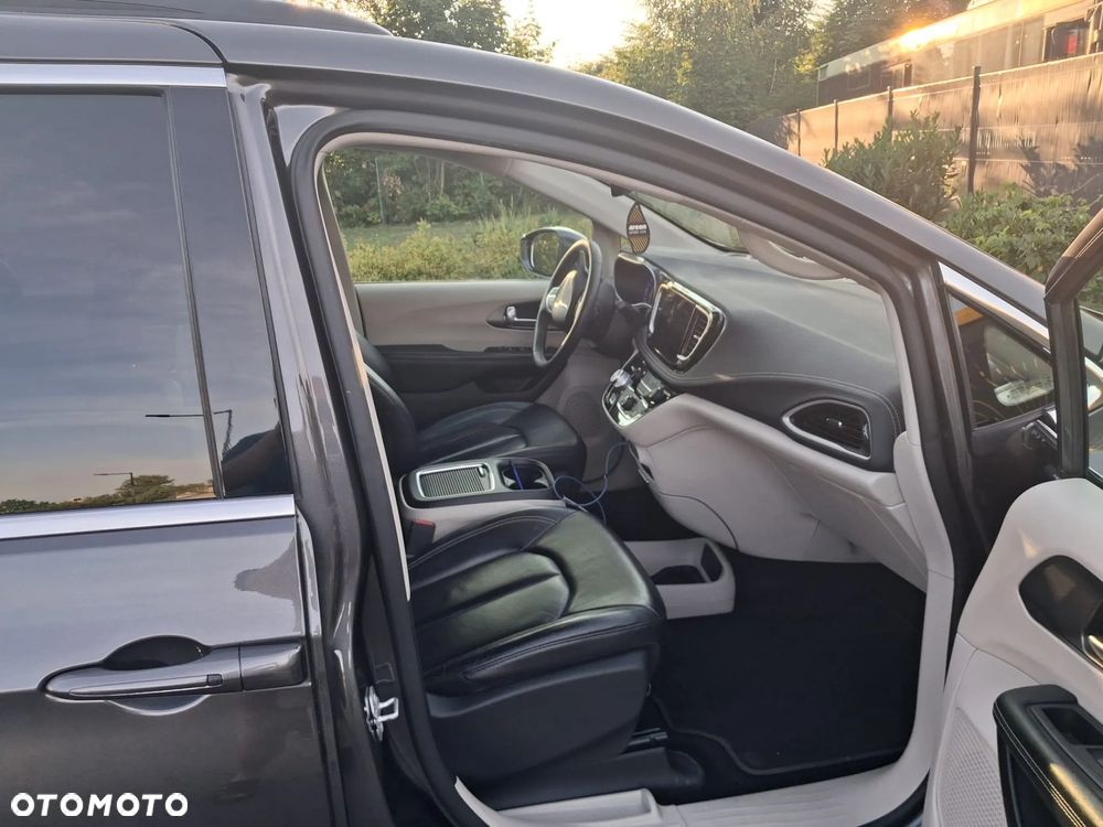 Chrysler Pacifica - 12