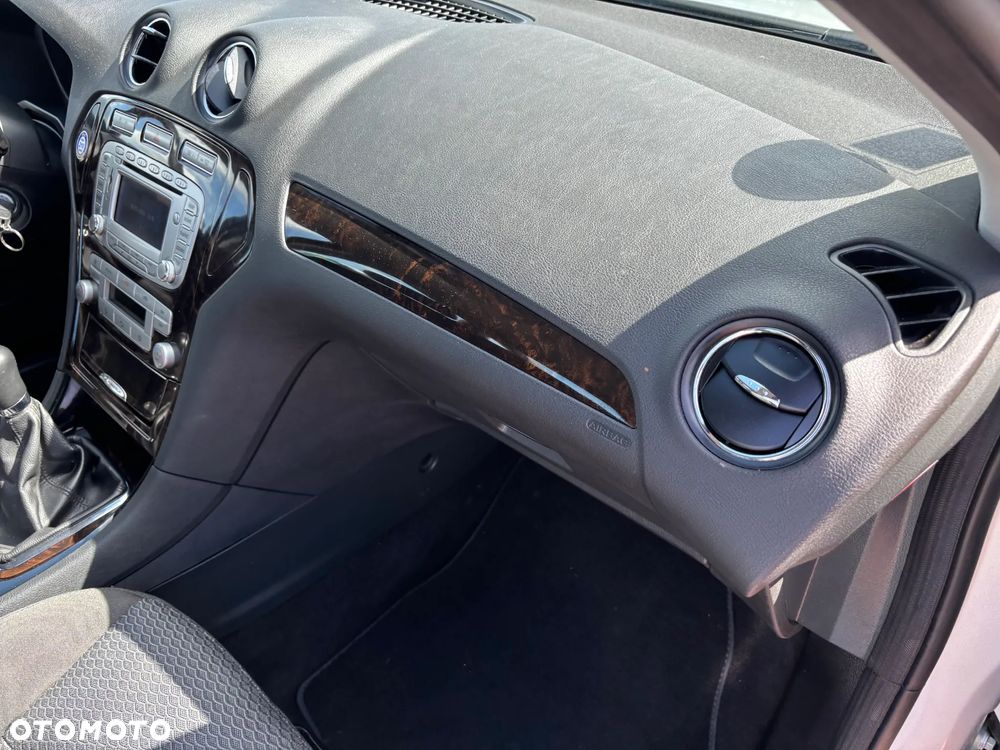 Ford Mondeo 2.0 Ghia - 19
