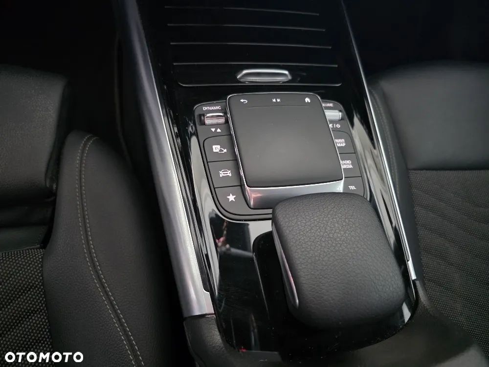 Mercedes-Benz GLA 180 - 11