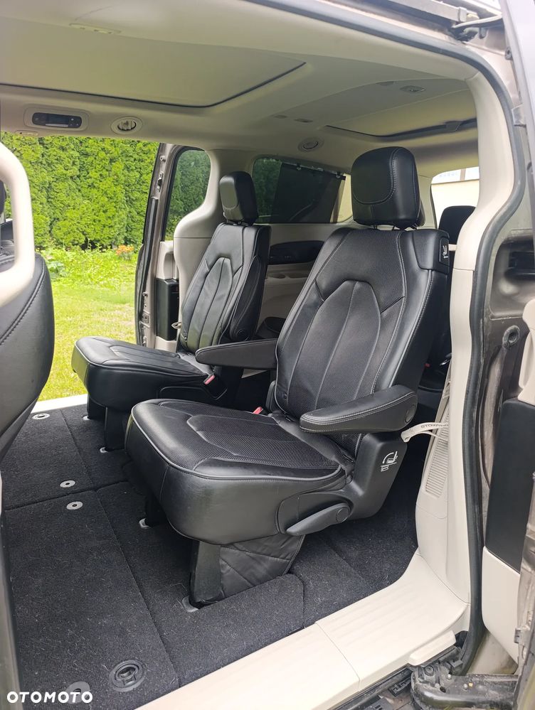Chrysler Pacifica - 12