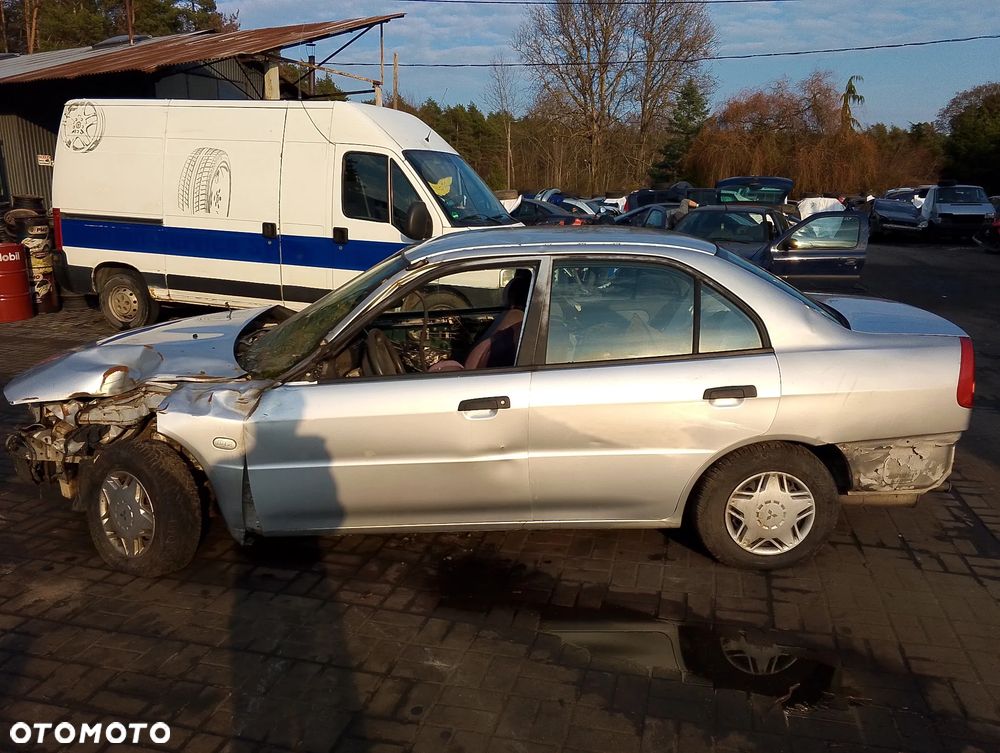 Mitsubishi Mirage CK2A Po Lift (99-03r.) 1.5 B 110KM. Silnik 4G15 Skrzynia F5M41 lakier A69 / A69A. Cały na części. GWARANCJA !!! Przód Tył Zestaw Komplet Drzwi Klapa Zderzak Błotnik Maska Grill Atrapa Szyba Pas Lampa Lusterko Boczki Fotel Kanapa Kokpit Deska Rozdzielcza Przełącznik Włącznik Sterownik Przewody Wiązka Instalacja Moduł Komputer Czujnik Listwa Pompa Alternator Wtryski Głowica Rozrusznik Kompresor Sprzęgło Dwumas Silnik Skrzynia ABS Klimatyzacji Paliwa Wspomagania Kolektor Turbina Przepustnica Zawór Chłodnica Koło Hak Belka Sanki Zawieszenie Mcpherson Półoś Amortyzator Wydech Tłumik Zacisk Most - 3