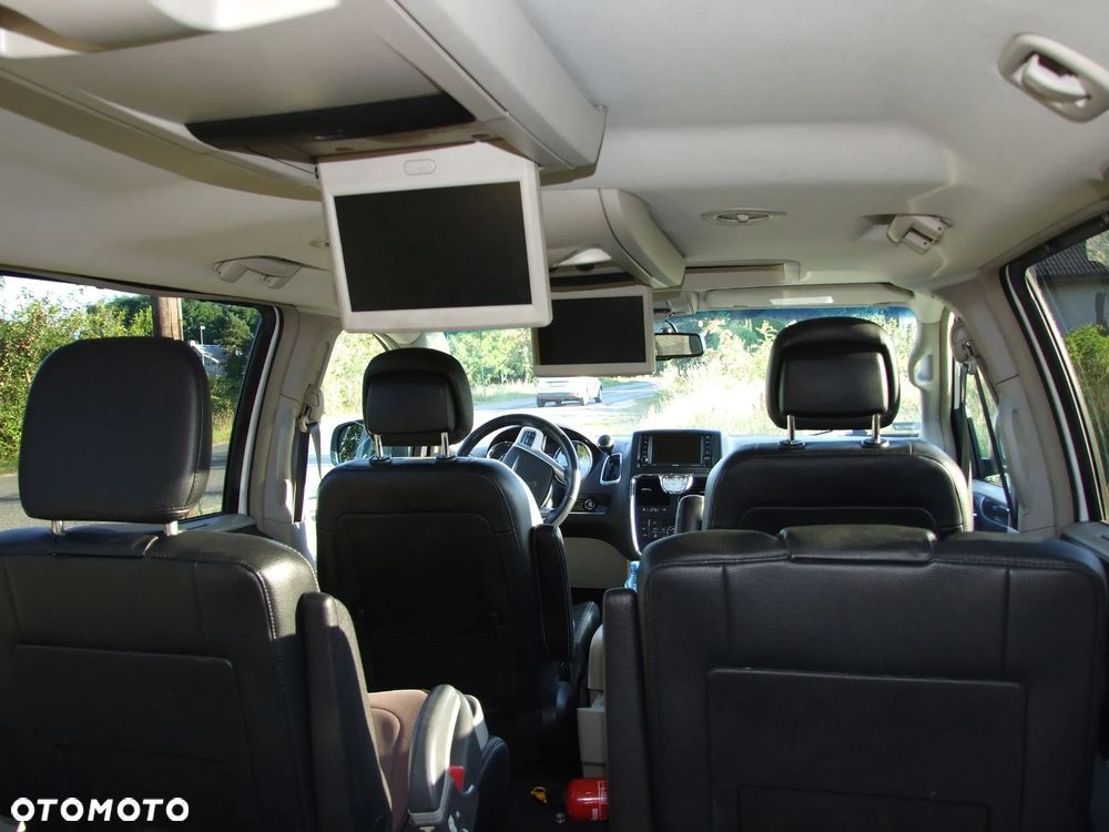 Chrysler Town & Country - 13