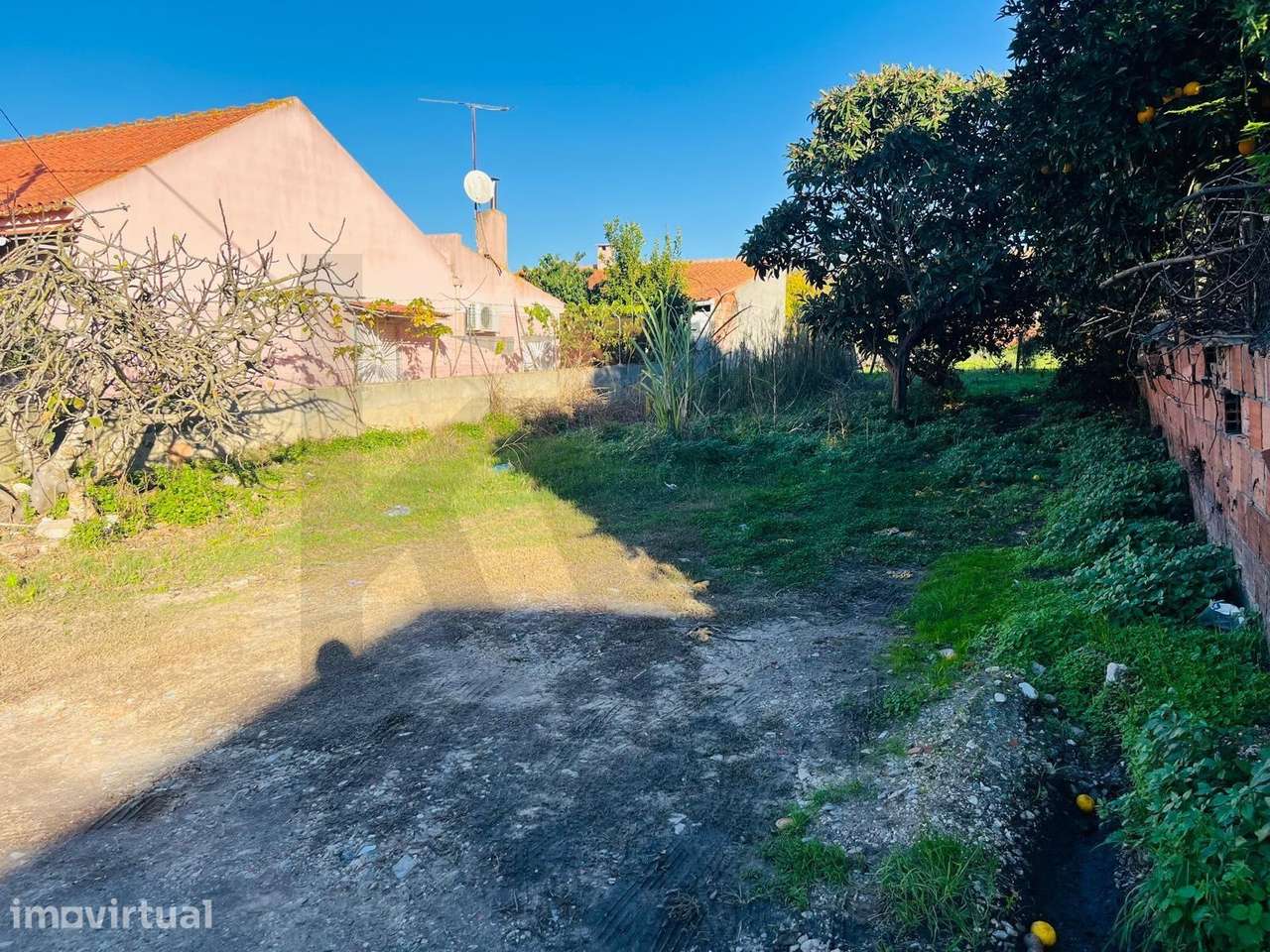 Vende Terreno Urbano de 256m2 em Santo António da Charneca - Grande imagem: 2/7